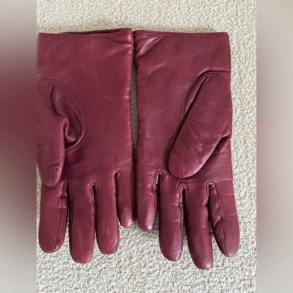 Coach
Quilted
Burgundy
Leather
Gloves Merino
Wool w/heart and bow . - Picture 5 of 6
